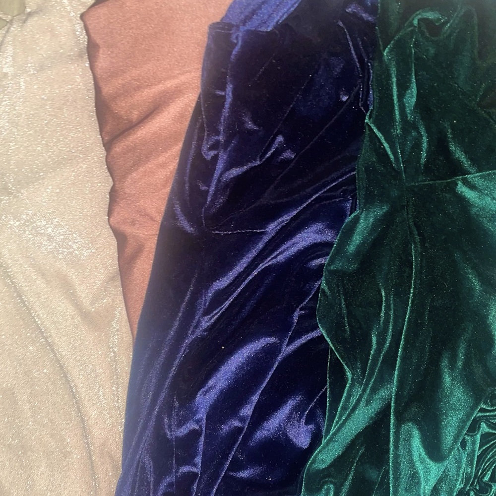 BUNDLE! 4 Windsor dresses size xs and small. Small imperfection on 2.
